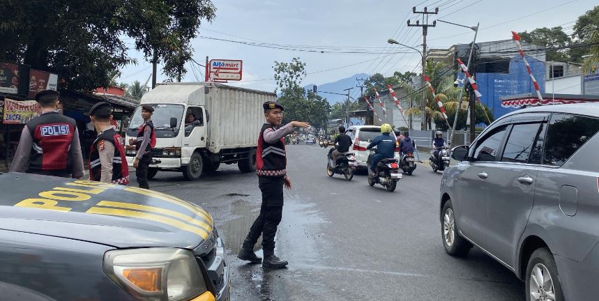 Sat Samapta Polres Pandeglang Gelar Strong Point Pengaturan Lalu Lintas di Cipacung 10 GC