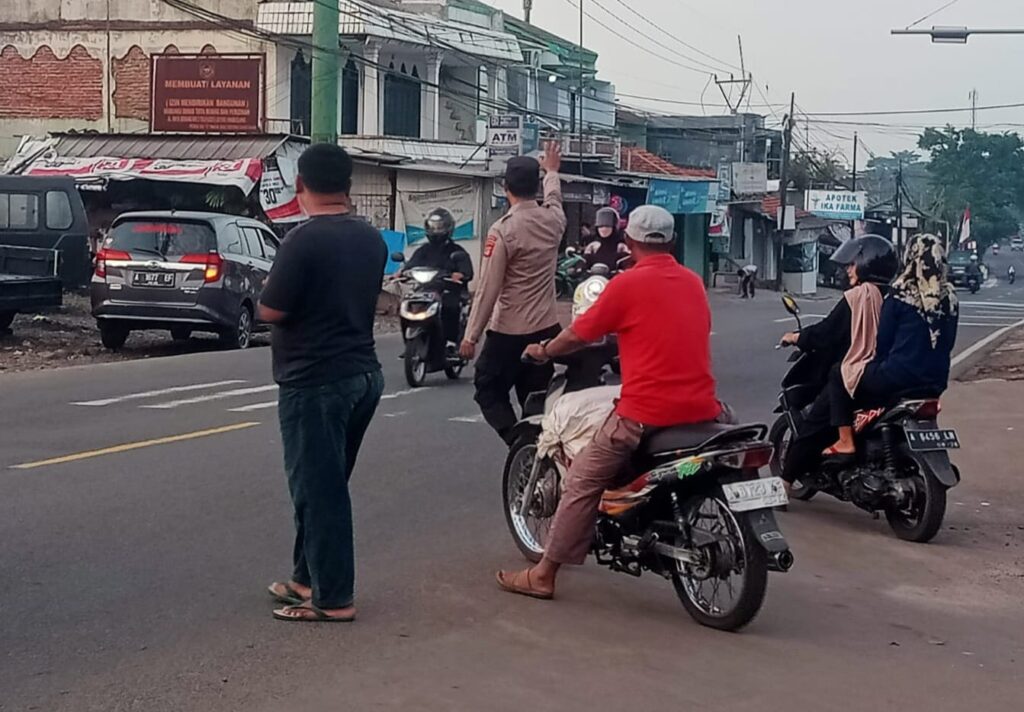Anggota Polsek Cadasari Melaksanakan Gatur Pagi di Depan Pasar Cadasari 10 IMG 20240805 WA0030