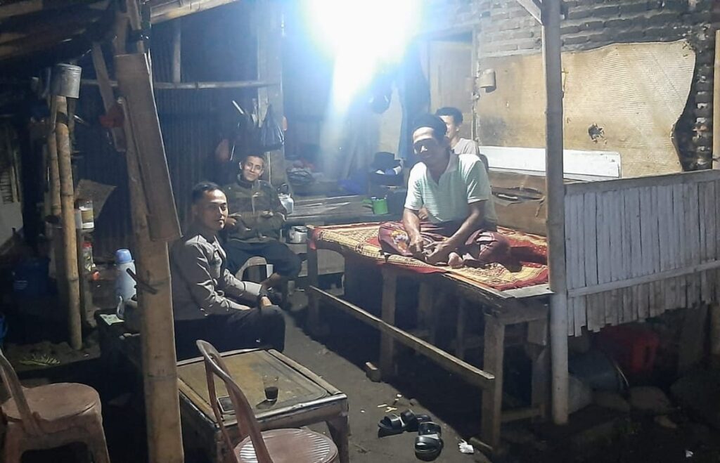 Bhabinkamtibmas Polsek Cadasari Desa Tanagara Laksanakan Sambang Malam Hari 8 IMG 20240805 WA0033