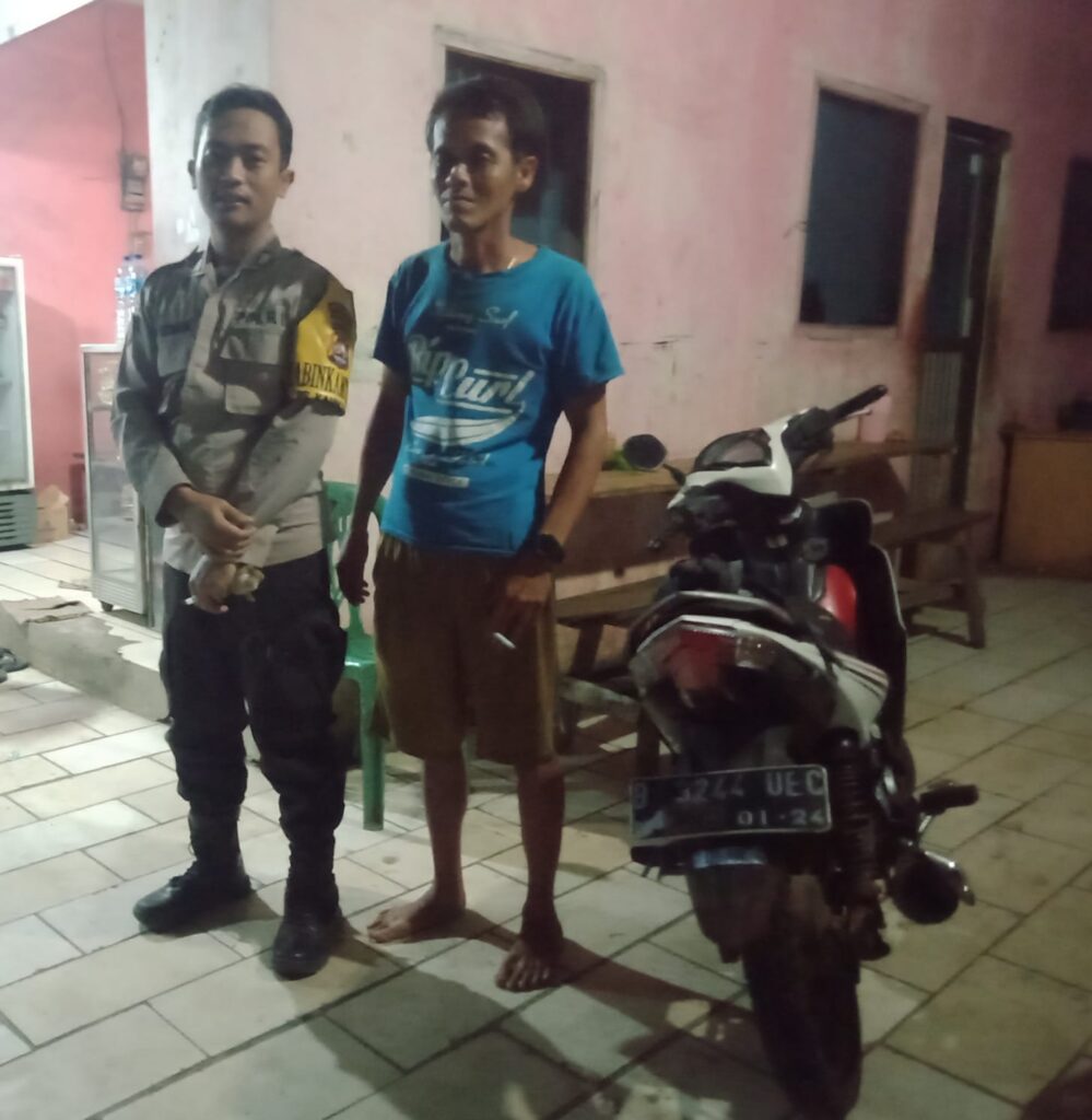 Bhabinkamtibmas Polsek Cadasari Bripka Adi Siswadi Melaksanakan Sambang Malam Hari 4 IMG 20240805 WA0037