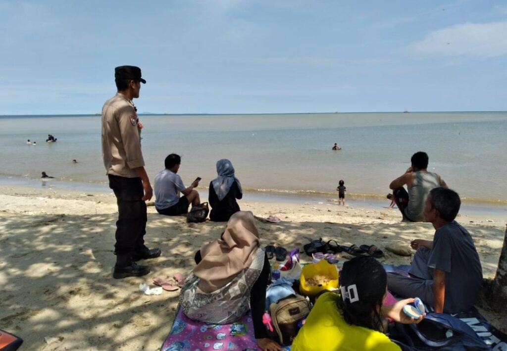 Kontrol Tempat Wisata Anggota Polsek Panimbang Himbau Jaga Keselamatan 2 IMG 20240805 WA0039