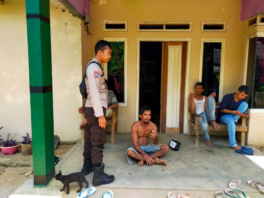 Bhabinkamtibmas Polsek Panimbang Gelar Patroli Dialogis untuk Mencegah Kriminalitas 10 IMG 20240805 WA0041