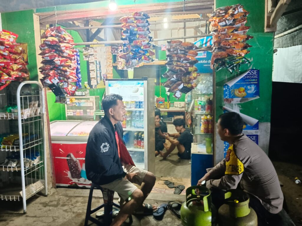 Bhabinkamtibmas Polsek Menes Jalin Silaturahmi dan Ciptakan Keamanan Malam di Menes 8 IMG 20240805 WA0043