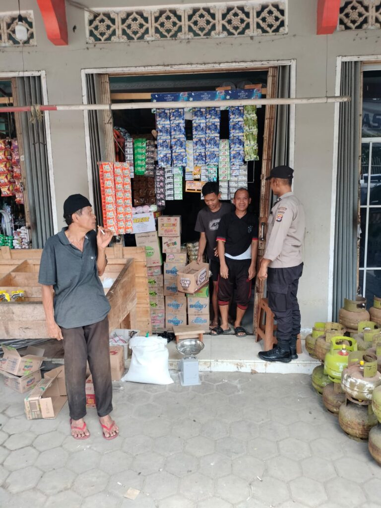 Polsek Menes Gelar Patroli Dialogis dan Himbauan Kamtibmas di Warung Sembako 7 IMG 20240805 WA0044