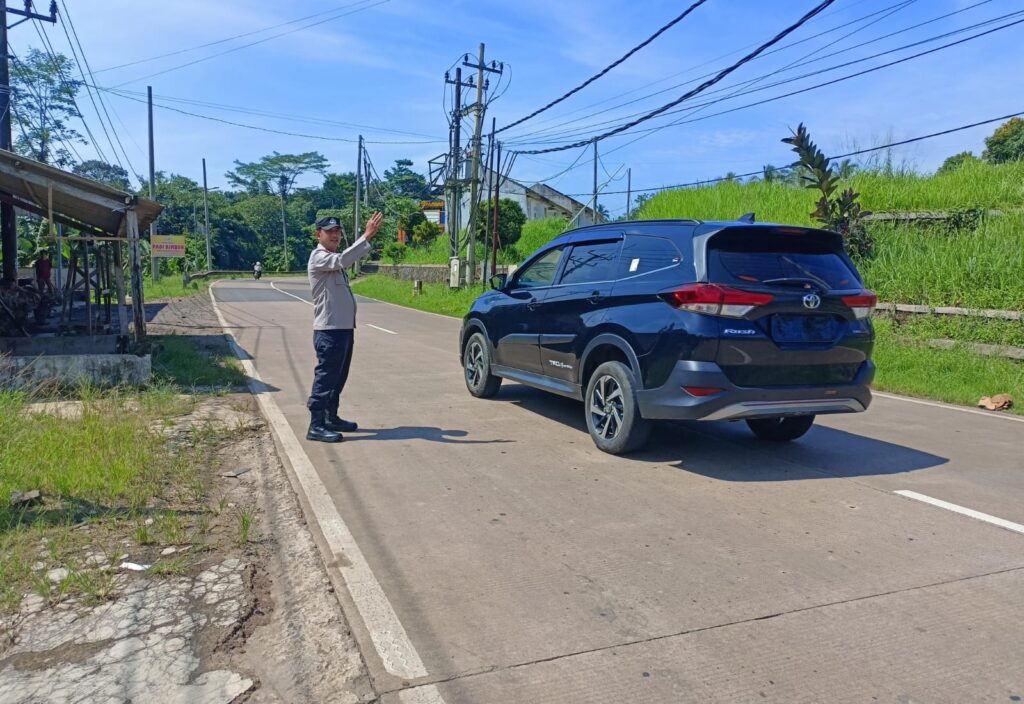 Polsek Bojong Polres Pandeglang Berikan Pelayanan Strong Point pada Jam Pulang Sekolah di Jalur Saketi-Malimping 5 IMG 20240806 WA0013