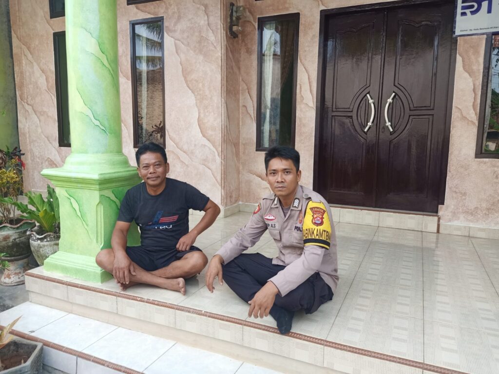 Bhabinkamtibmas Polsek Cadasari Tingkatkan Keamanan Melalui Silaturahmi dengan Warga 3 IMG 20240806 WA0015