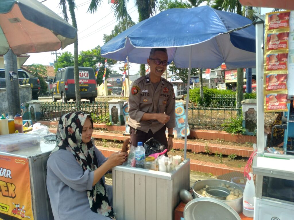 Beri Himbauan Kamtibmas, Bhabinkamtibmas Polsek Cadasari Sambangi Pedagang 2 IMG 20240806 WA0016