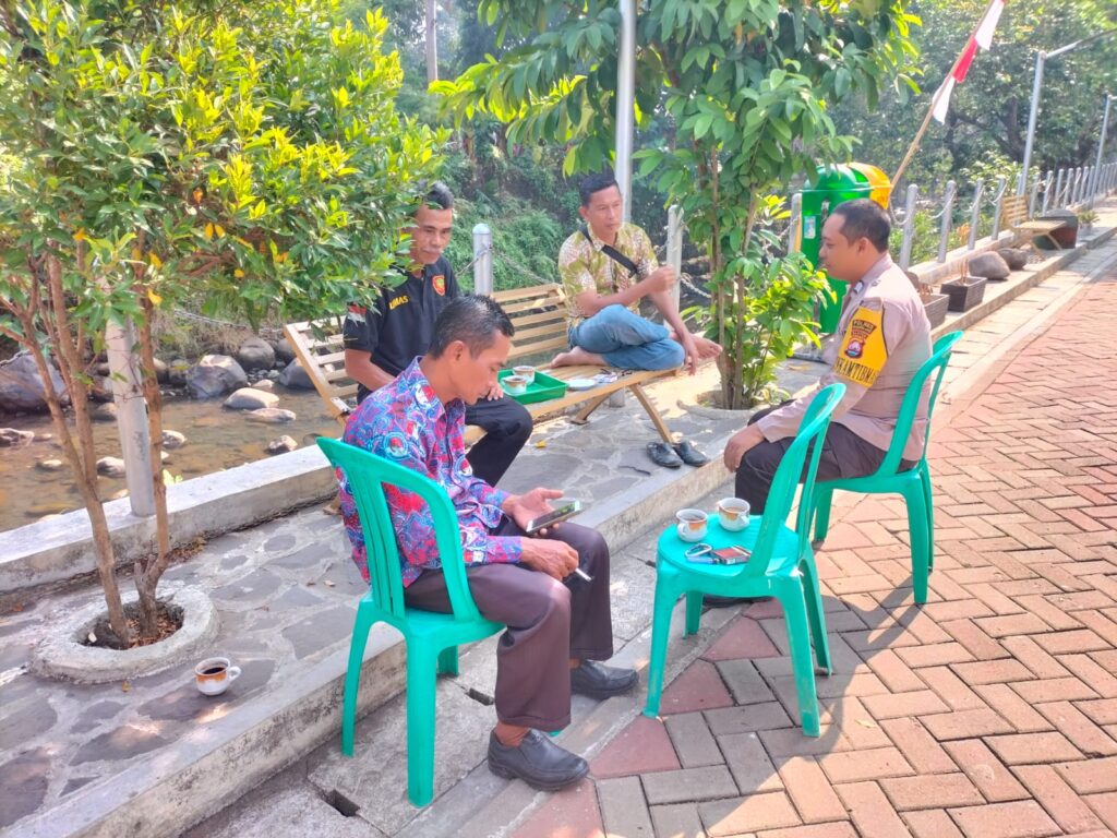 Patroli Dialogis Bhabinkamtibmas Polsek Carita Bersama Perangkat Desa Sukarame 6 IMG 20240808 WA0037
