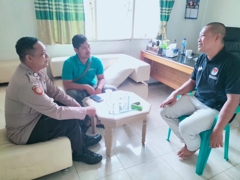 Personil Polsek Carita Sambangi Kepala Desa Sukajadi, Sdr. Sandi Wyasa 5 IMG 20240808 WA0038