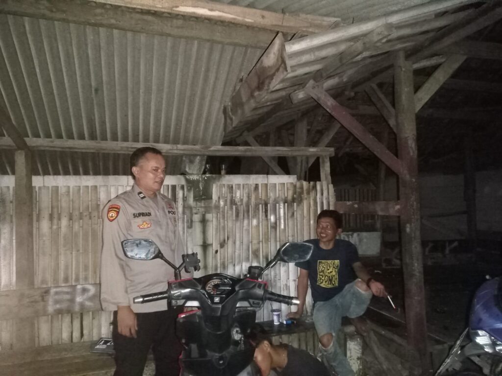 Patroli Polsek Carita: AIPTU Supriyadi Kunjungi Pos Ronda di Desa Sukarame 4 IMG 20240808 WA0039