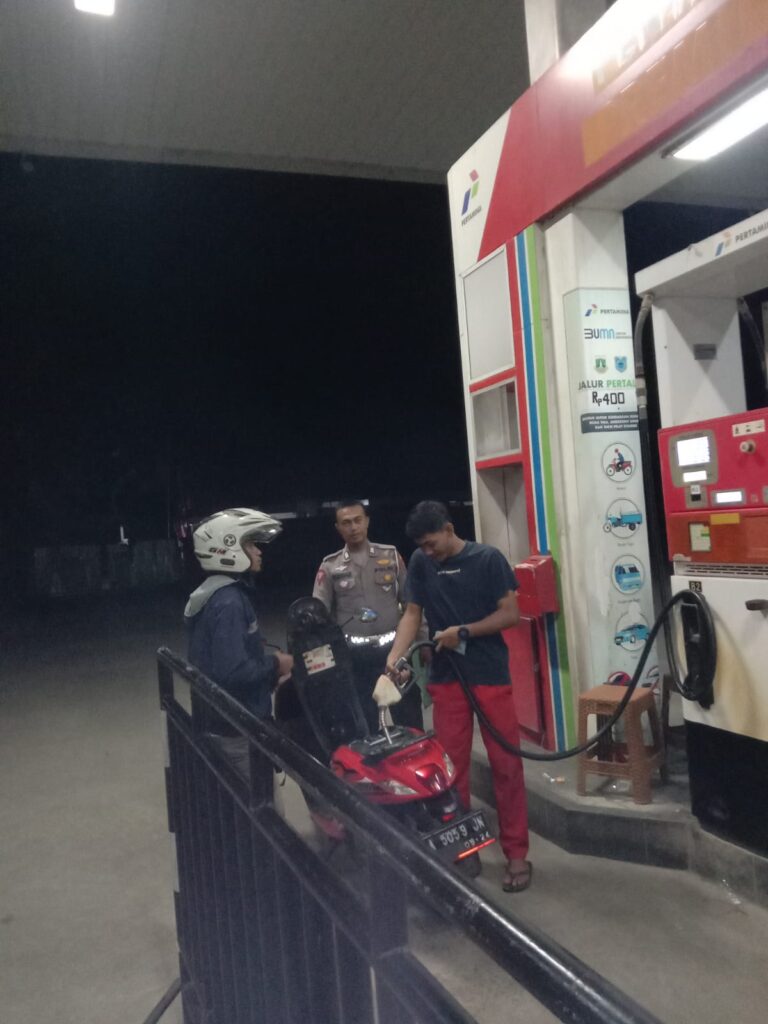 Patroli Polsek Carita: Bripka Yundar Kunjungi SPBU Sukanegara 1 IMG 20240808 WA0042
