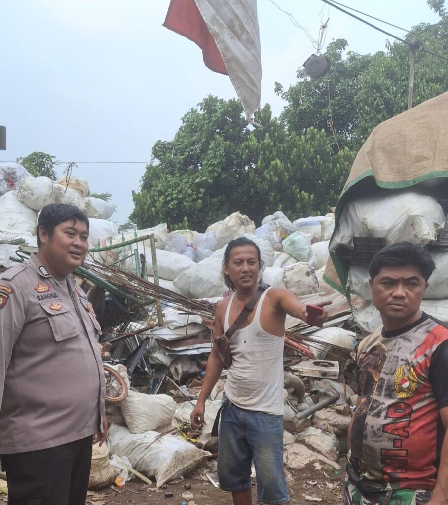 Bhabinkamtibmas Polsek Bojong Menggelar Patroli Dialogis Ciptakan Kondusifitas Wilayah 1 IMG 20240811 WA0003