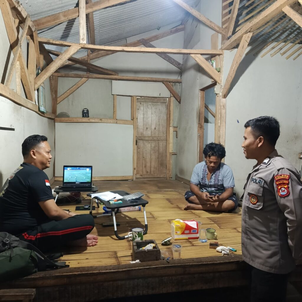 Bhabinkamtibmas Polsek Mandalawangi Giat Kontrol Pos Ronda, Jaga Keamanan Lingkungan 5 IMG 20240811 WA0032