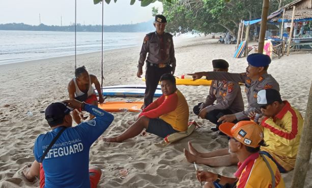 Kasat Polair dan Kasat Pamobvit Polres Pandeglang Himbau Wisatawan di Pantai Lippo Carita 3 PL