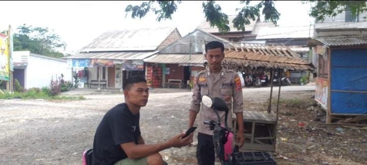 Kanit Binmas Polsek Angsana Polres Pandeglang Bripka Deni Sambangi Masyarakat Desa Angsana 2 WhatsApp Image 2024 08 01 at 05.59.47