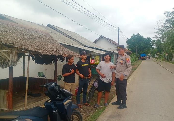 Kapolsek Angsana AKP Eman Rahman Pimpin Patroli Dialogis Cegah Kenakalan Remaja 3 WhatsApp Image 2024 08 01 at 05.59.56