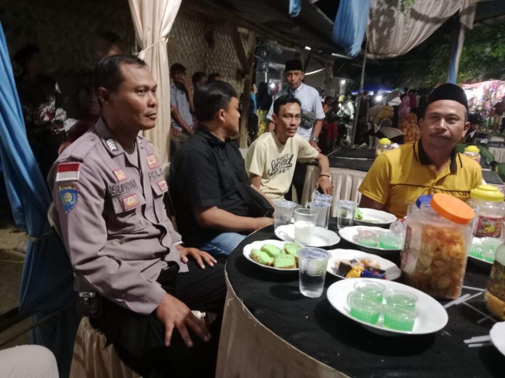 Polsek Cikeusik Gelar Patroli Malam dan Sambangi Masyarakat Desa Cikeusik 8 WhatsApp Image 2024 08 01 at 06.53.40