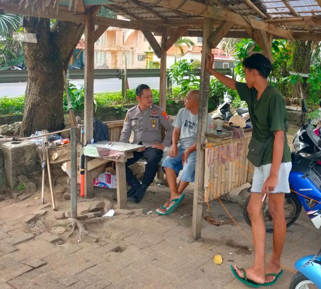 Patroli Dialogis Polsek Carita ke Penjaga Parkir di Pantai 10 WhatsApp Image 2024 08 01 at 06.59.47