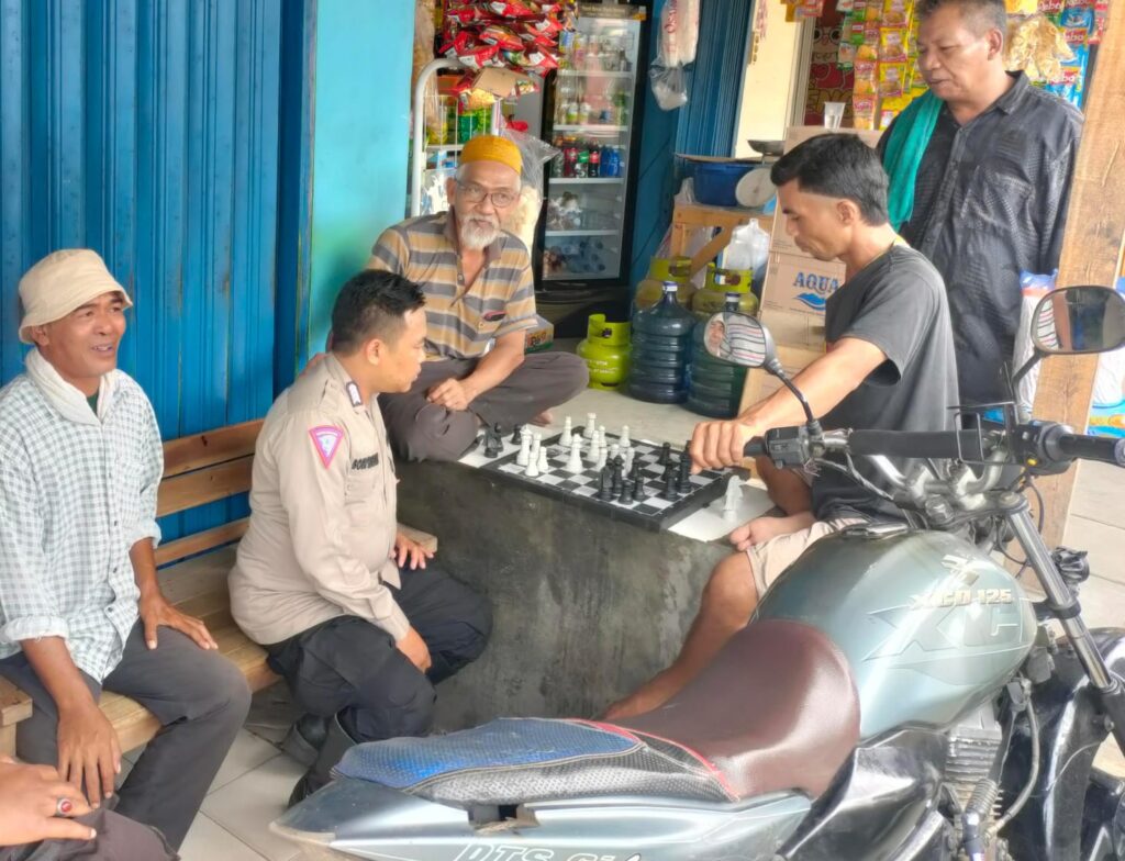 Polsek Carita Laksanakan Pendekatan Melalui Permainan Catur dan Himbauan Kamtibmas 5 WhatsApp Image 2024 08 01 at 07.02.15