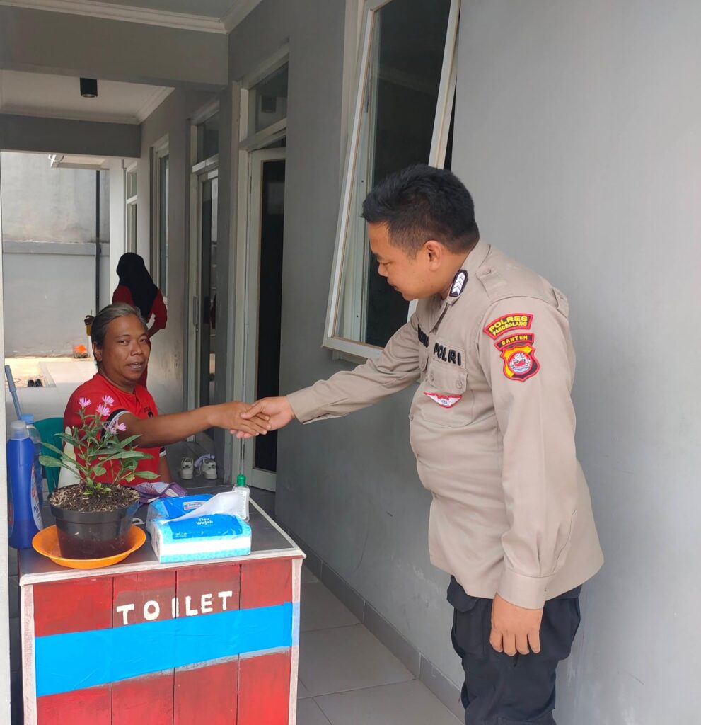 Polsek Carita Laksanakan Patroli dan Dialogis di SPBU Desa Pejamben 4 WhatsApp Image 2024 08 01 at 07.04.50