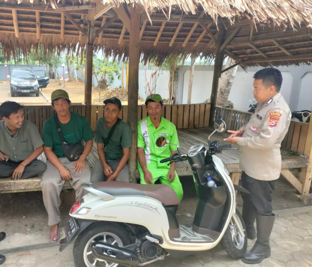Polsek Carita Laksanakan Patroli Siang dan Berikan Himbauan Kamtibmas 3 WhatsApp Image 2024 08 01 at 07.06.16