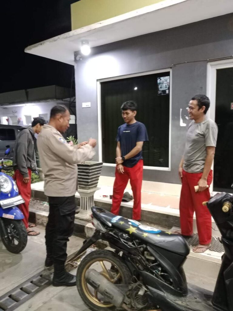 Polsek Carita Laksanakan Patroli Malam dan Berikan Himbauan di SPBU Sukanegara 1 WhatsApp Image 2024 08 01 at 07.12.43
