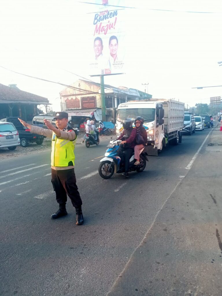 Anggota Polsek Cadasari Melaksanakan Gatur Pagi di Depan Pasar Cadasari 8 WhatsApp Image 2024 08 01 at 08.31.23