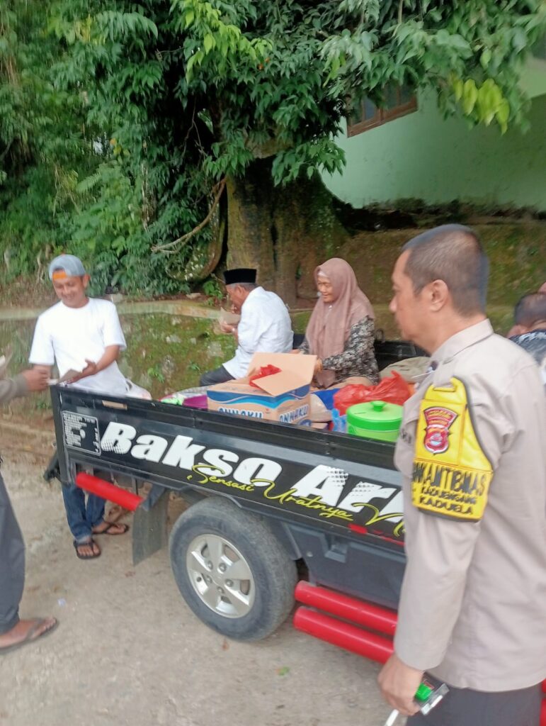 Kegiatan Sambang Bhabinkamtibmas Polsek Cadasari Desa Kadu Engang Berikan Rasa Aman kepada Warga 6 WhatsApp Image 2024 08 01 at 08.32.02