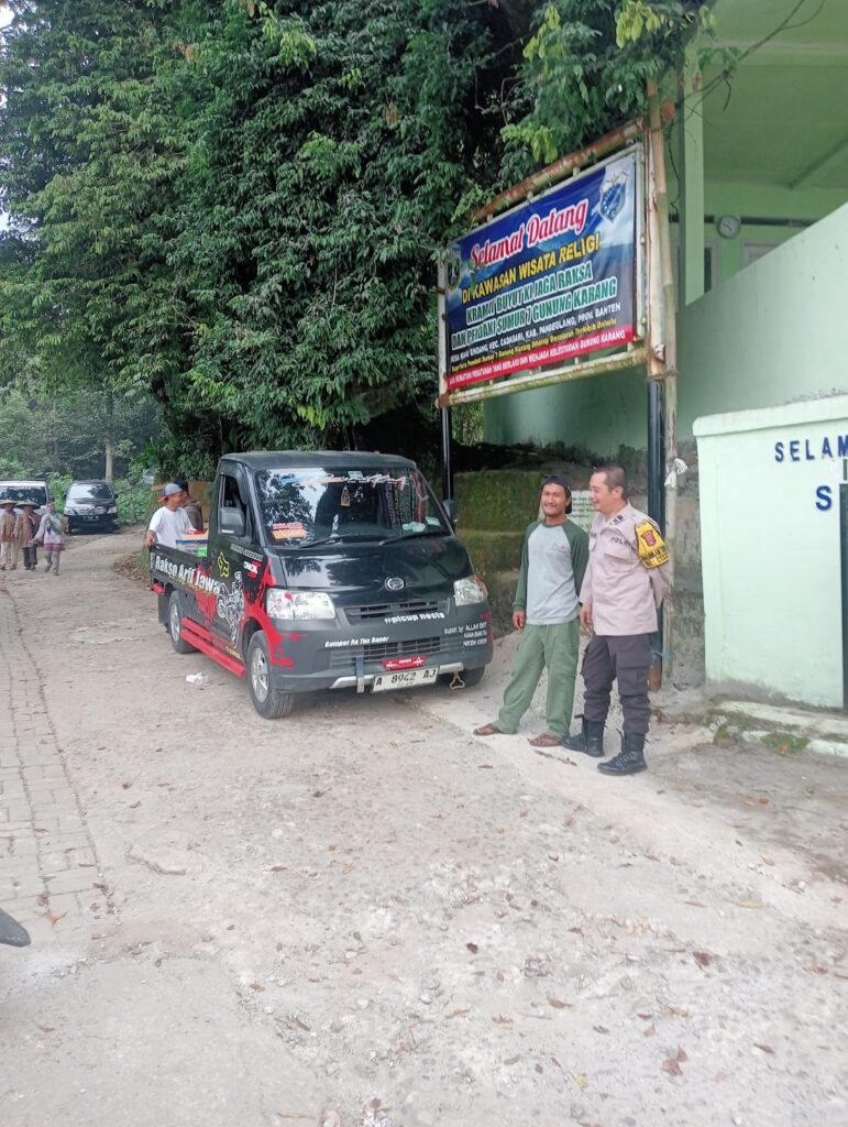 Bhabinkamtibmas Polsek Cadasari Desa Kadu Engang Berikan Arahan kepada Linmas di Daerah Wisata Religi 5 WhatsApp Image 2024 08 01 at 08.32.19