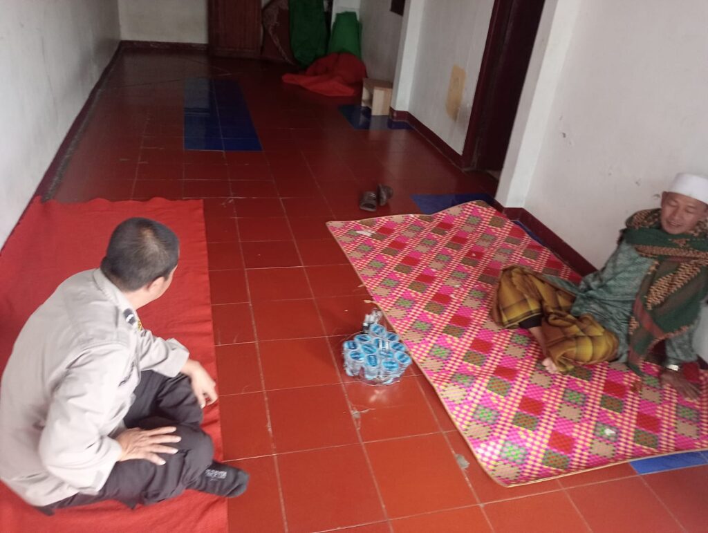 Silaturahmi Bhabinkamtibmas Polsek Cadasari Desa Kadu Engang dengan Tokoh Agama 4 WhatsApp Image 2024 08 01 at 08.32.35