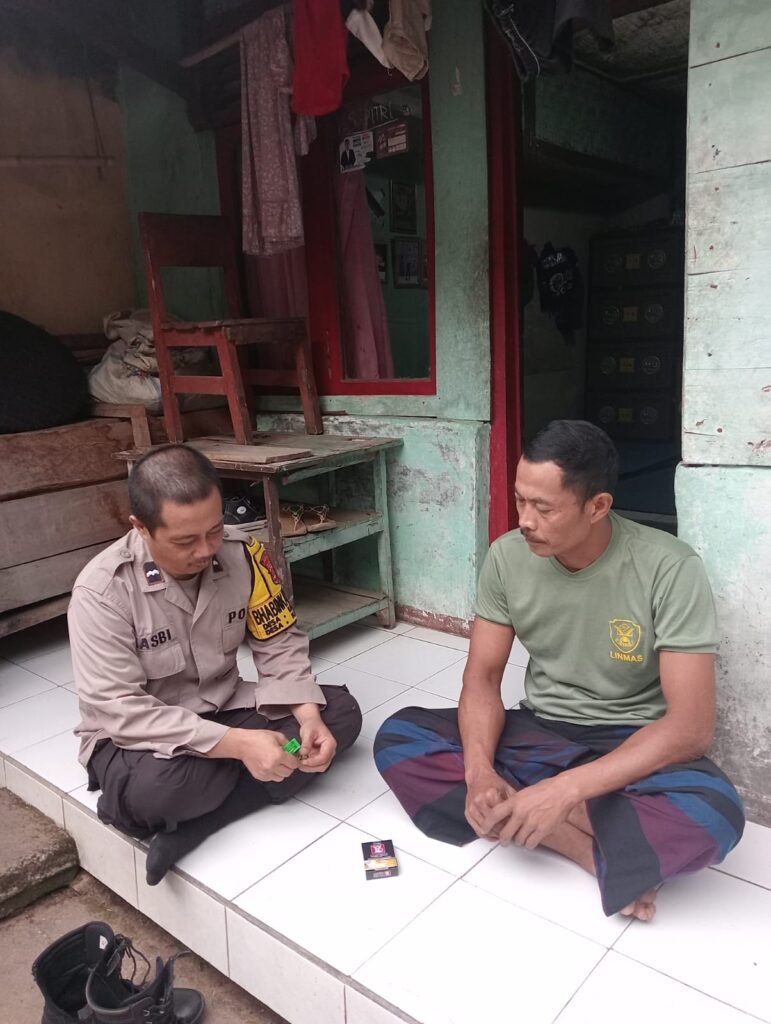 Silaturahmi Bhabinkamtibmas Polsek Cadasari Desa Kadu Engang: Aiptu Hasbi Sambangi Rumah Warga 3 WhatsApp Image 2024 08 01 at 08.32.48