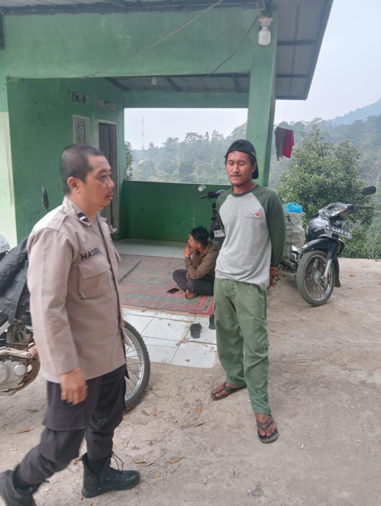 Silaturahmi Bhabinkamtibmas Polsek Cadasari Desa Kadu Engang Aiptu Hasbi, Ajak Warga Jaga Keamanan 1 WhatsApp Image 2024 08 01 at 08.33.31