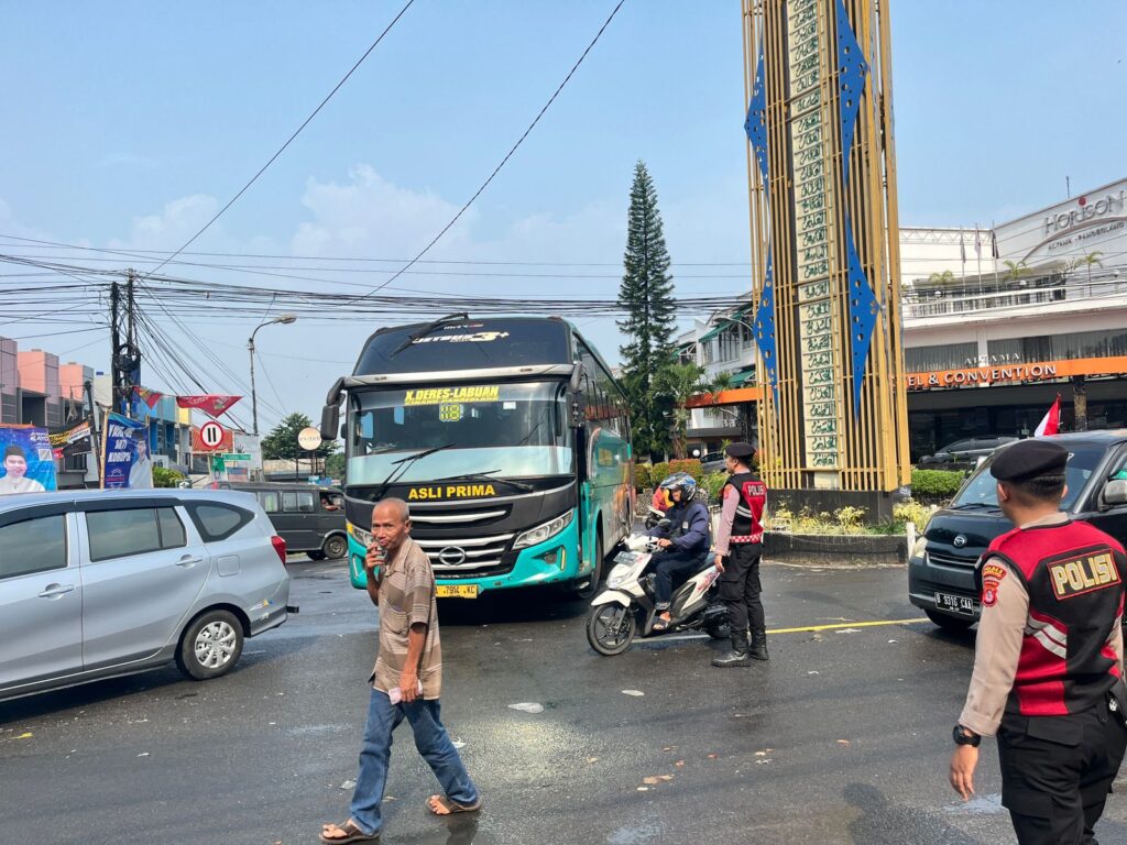 Pengaturan Arus Lalu Lintas oleh Sat Samapta Polres Pandeglang 10 WhatsApp Image 2024 08 01 at 17.18.57