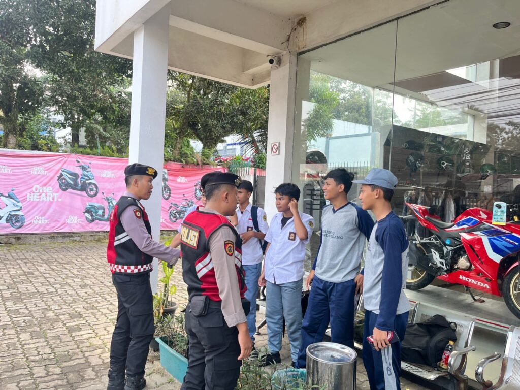 Patroli Dialogis Sat Samapta Polres Pandeglang di Cipacung, Beri Himbauan Pelajar 8 WhatsApp Image 2024 08 01 at 17.18.58 1