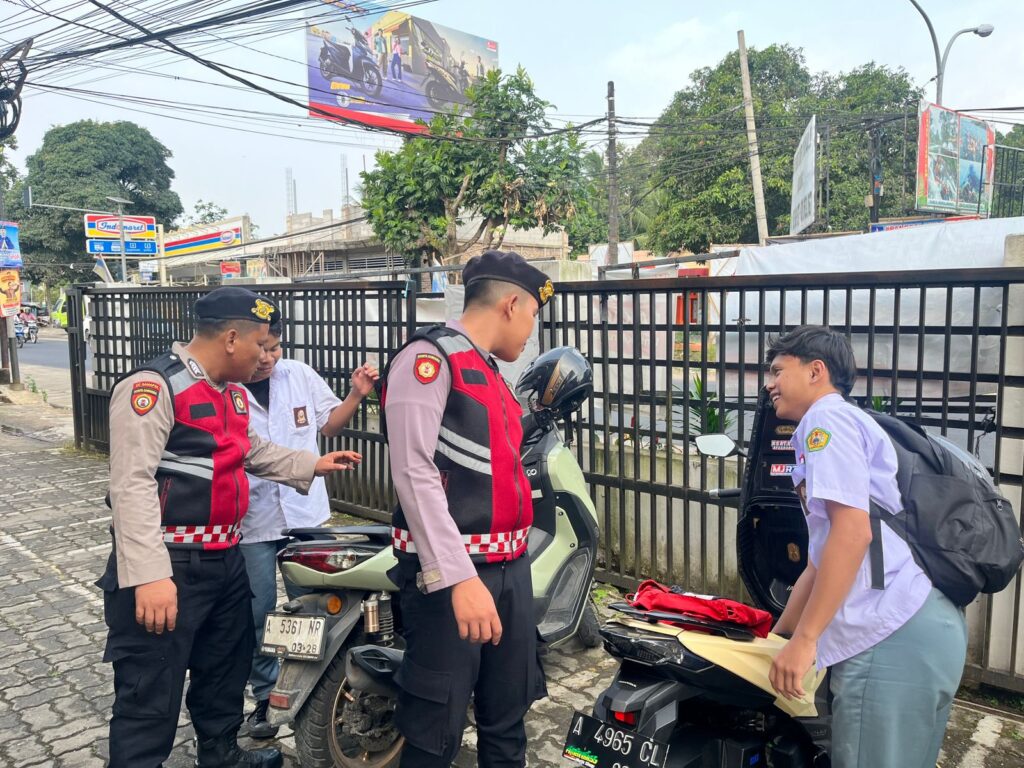 Cegah Penyakit Masyarakat, Sat Samapta Polres Pandeglang Gelar Pemeriksaan Bawaan Jok Motor Pelajar 7 WhatsApp Image 2024 08 01 at 17.18.58 2