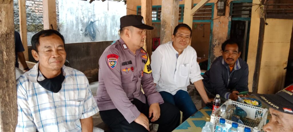Bhabinkamtibmas Polsek Picung Tingkatkan Keakraban dengan Warga Lebak Picung 7 WhatsApp Image 2024 08 01 at 20.24.23