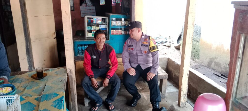Bhabinkamtibmas Polsek Picung Sambangi Warga Cililitan Berikan Himbauan Kamtibmas 4 WhatsApp Image 2024 08 01 at 20.24.36