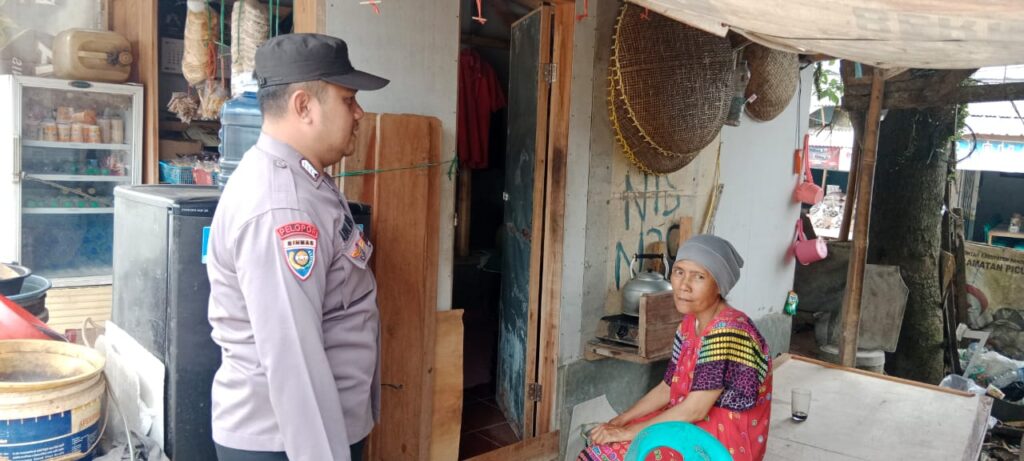 Polsek Picung Melaksanakan Sambang dan Menyampaikan Pesan Kamtibmas di Desa Binaan 5 WhatsApp Image 2024 08 01 at 20.26.42