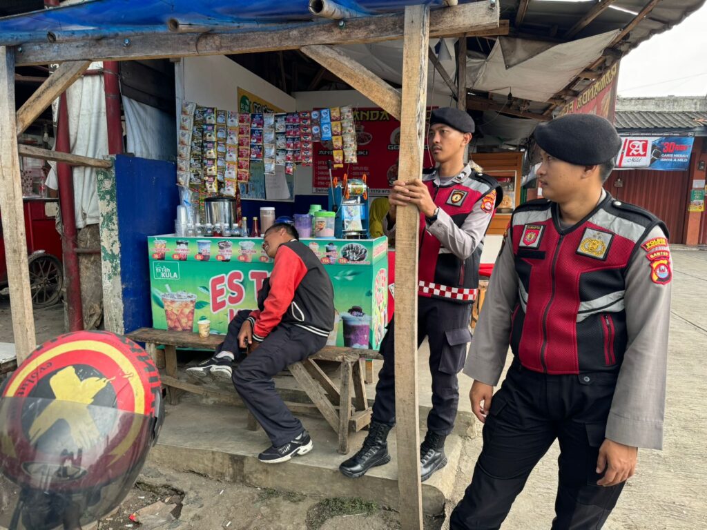 Sat Samapta Polres Pandeglang Sambangi Pedagang Kaki Lima di Cigadung 10 WhatsApp Image 2024 08 02 at 17.08.22 1
