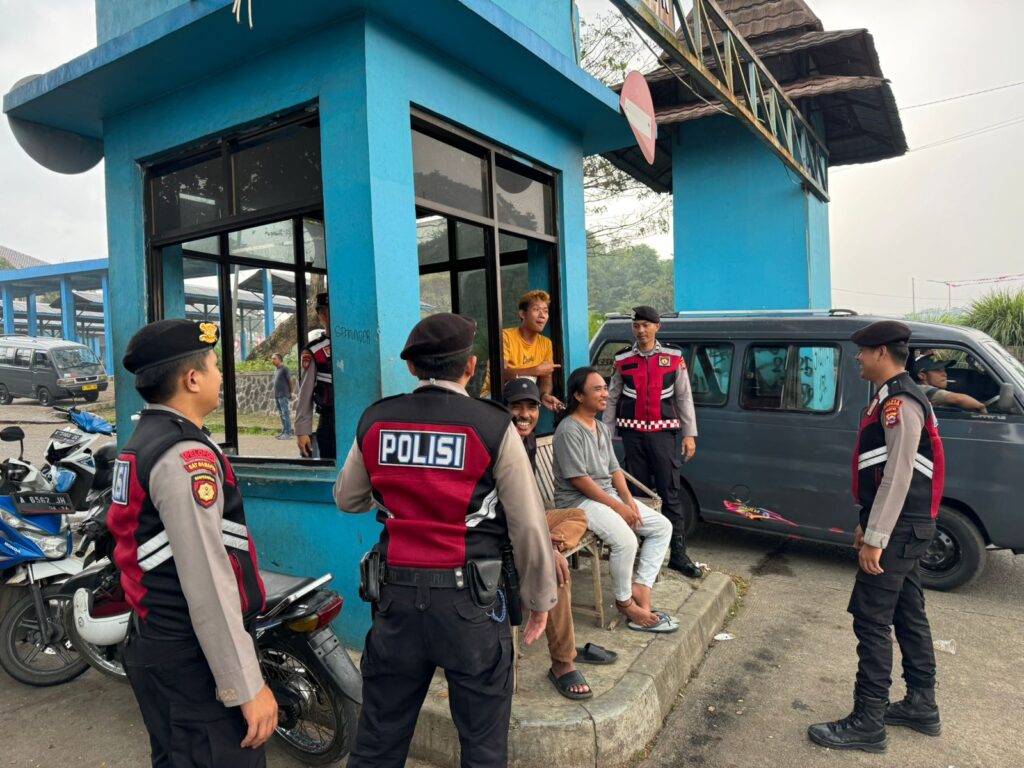 Patroli Dialogis Sat Samapta Polres Pandeglang di Terminal Kadubanen 1 WhatsApp Image 2024 08 02 at 17.08.23 1