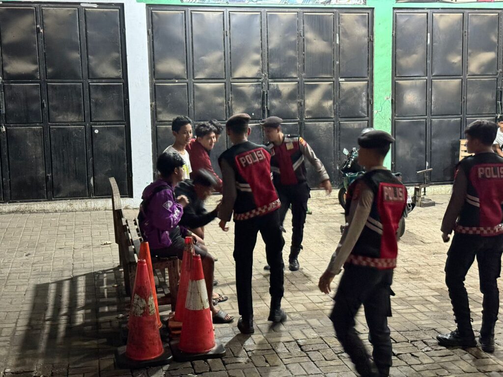 Sat Samapta Polres Pandeglang Gelar Patroli Malam, Sambangi Remaja di Persimpangan Cipacung dan Berikan Himbauan Kamtibmas 6 WhatsApp Image 2024 08 03 at 04.06.52 2