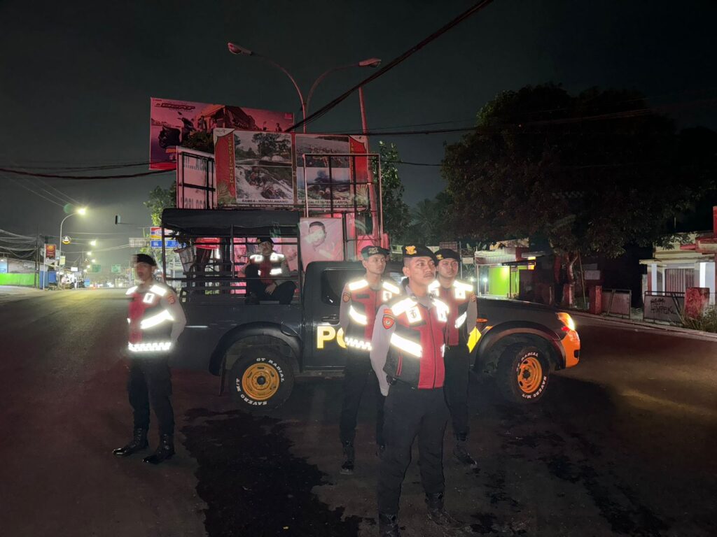 Sat Samapta Polres Pandeglang Menggelar Kegiatan Strong Point dan Dialogis di Cipacung 7 WhatsApp Image 2024 08 03 at 04.06.53
