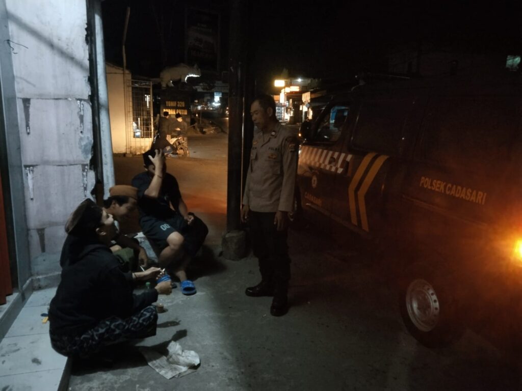 Bhabinkamtibmas Polsek Cadasari Aiptu Agus Miftahudin Himbau Pemuda di Pinggir Jalan 1 WhatsApp Image 2024 08 03 at 08.52.17