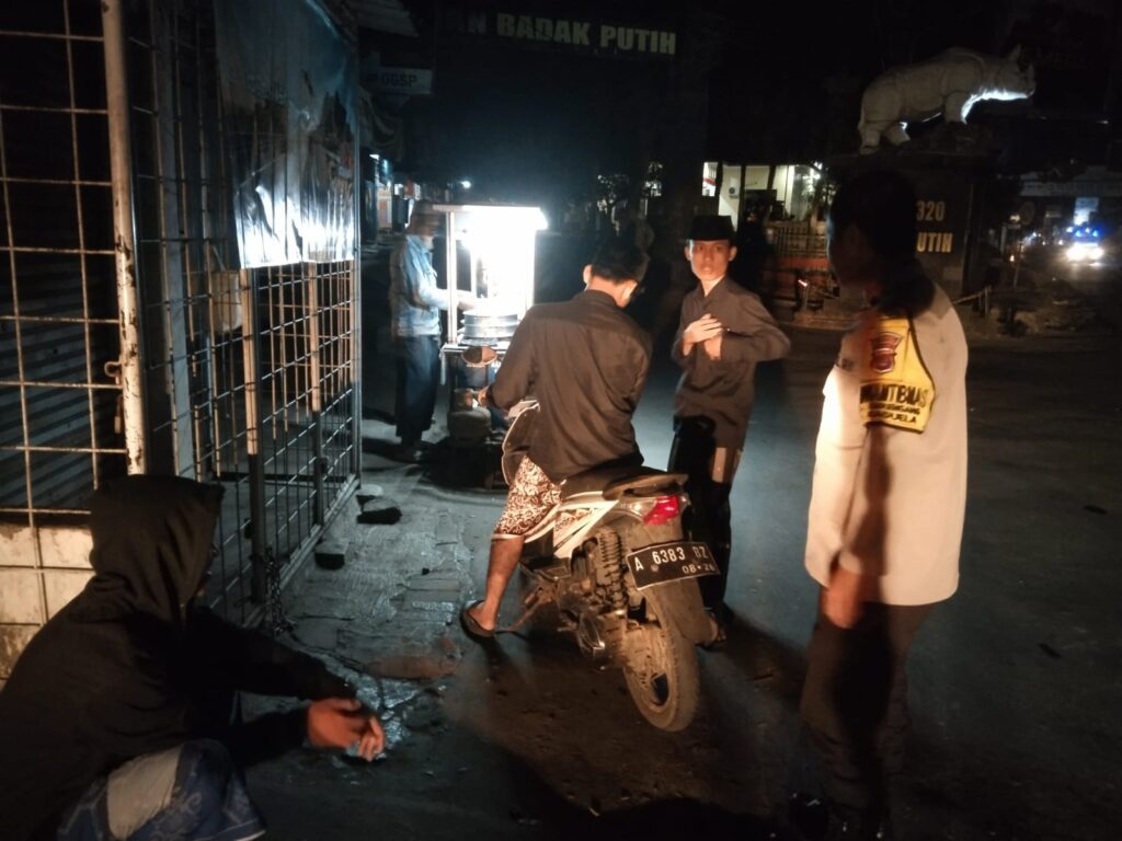 Polsek Cadasari Berikan Himbauan Kamtibmas Kepada Santri yang Akan Ziarah Menggunakan Motor 2 WhatsApp Image 2024 08 03 at 08.52.27