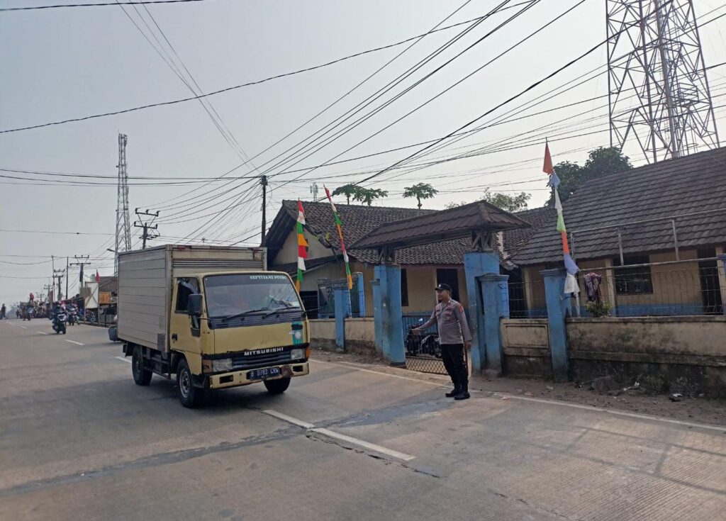 Polsek Bojong Menggelar Pengaturan Arus Lalu Lintas di Wilayah Bojong 5 WhatsApp Image 2024 08 03 at 10.09.59
