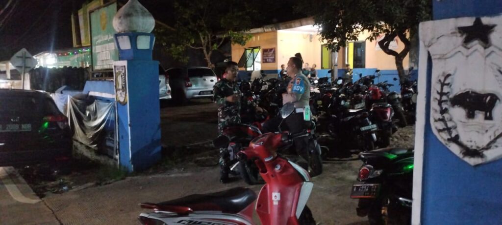 Polsek Bojong Menggelar Kegiatan Sambang Dialogis Malam Hari Guna Jaga Kondusifitas Wilayah 4 WhatsApp Image 2024 08 03 at 10.10.26