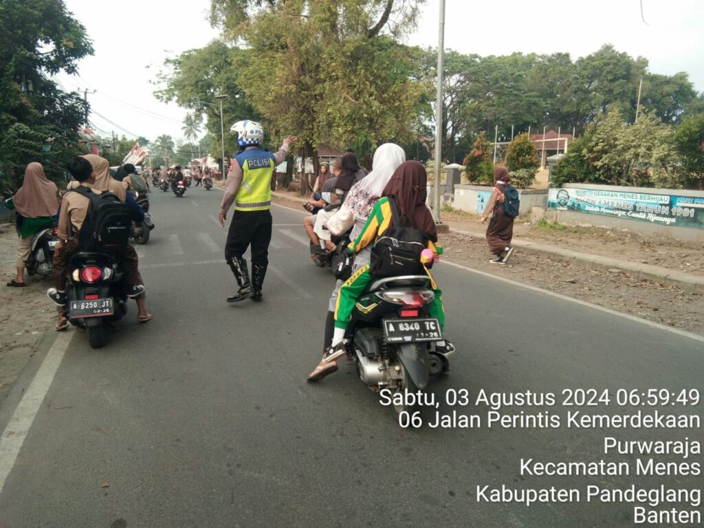 Polsek Menes Jaga Kelancaran Lalu Lintas Depan SMPN 1 Menes 3 WhatsApp Image 2024 08 03 at 13.19.02
