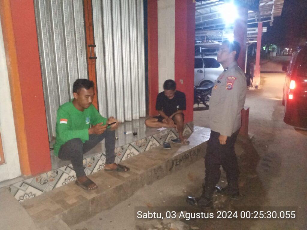Polsek Menes Lakukan Patroli Malam dan Pengecekan Area Pasar dan Pertokoan 10 WhatsApp Image 2024 08 03 at 13.21.55