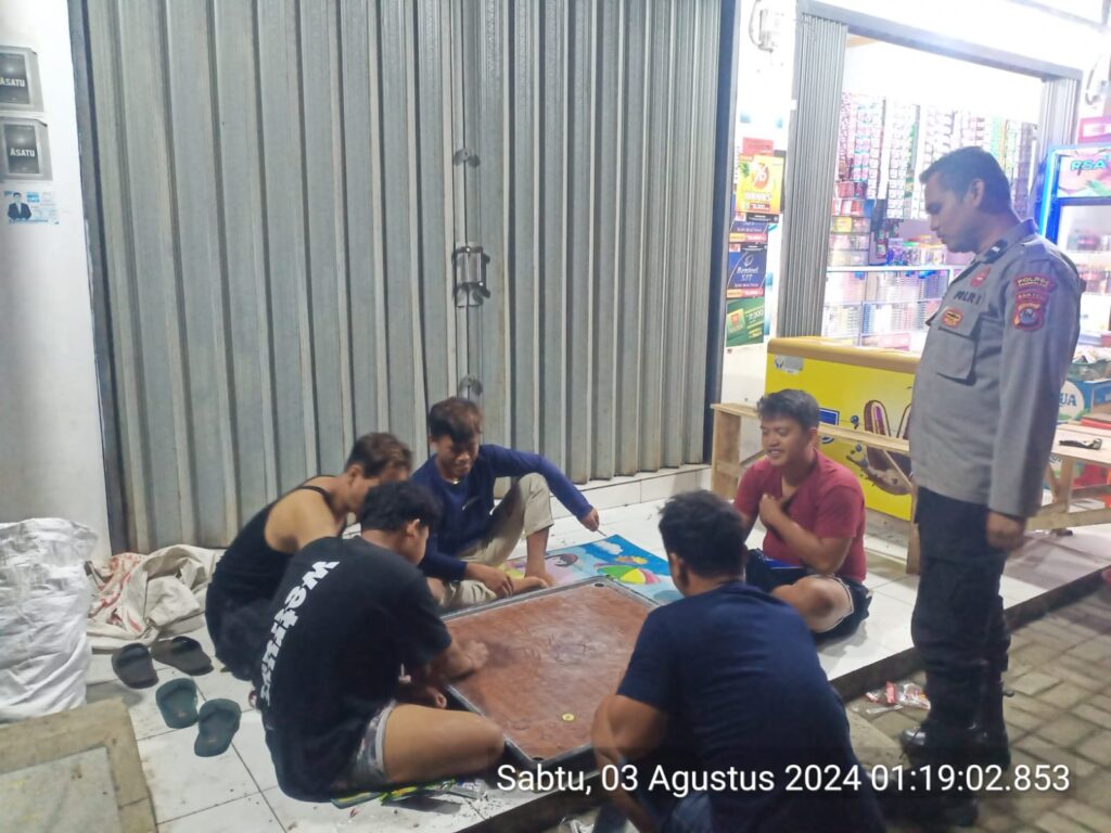Polsek Menes Gelar Patroli Malam dan Sambang Warung, Tingkatkan Keamanan dan Ketertiban Masyarakat 4 WhatsApp Image 2024 08 03 at 13.24.24
