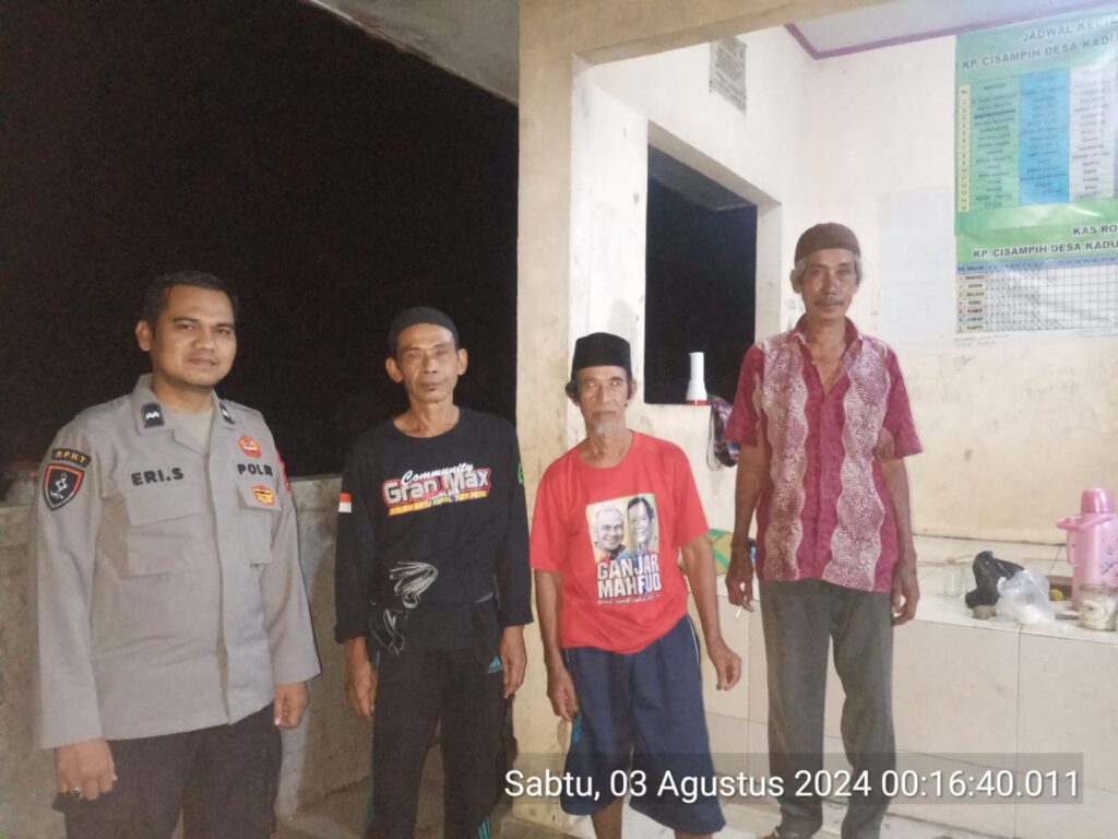 Polsek Menes Gelar Patroli Dialogis dan Himbauan Kamtibmas di Perkampungan 9 WhatsApp Image 2024 08 03 at 13.34.41